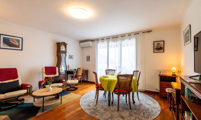 Convention Appartement | Joli appartement pour 4 personnes avec climatisation, TV et balcon