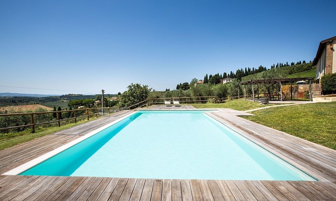 Poggibonsi Appartement | Joli appartement pour 4 personnes avec climatisation, WIFI, piscine et TV, près de San Gimignano