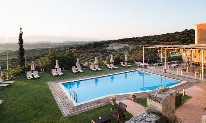 Katalagari Village Appartement | Confortable appartement pour 2 personnes avec WIFI, climatisation, piscine, TV et balcon