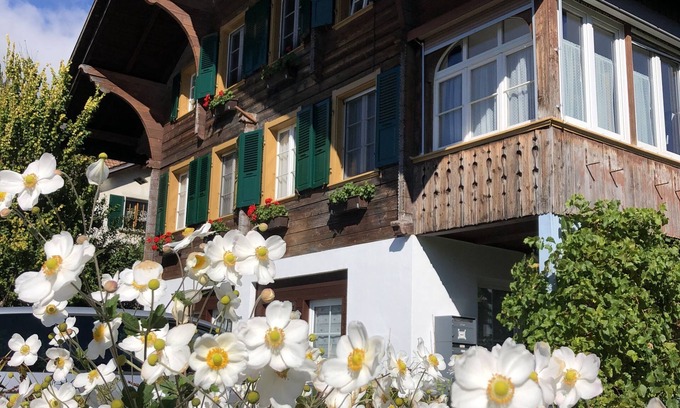 Boenigen Appartement | Lovely apartment in classic Chalet by the lake