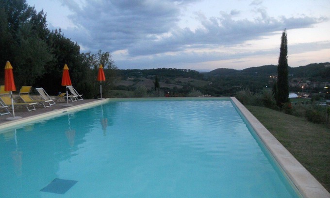 Poggibonsi Villa | Appartement dans une maison de vacances avec piscine, WIFI, TV, patio, près de San Gimignano