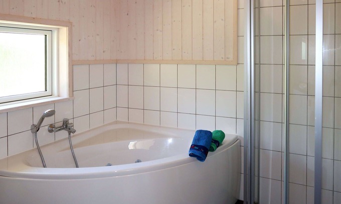 Grossenbrode Maison | Agréable appartement dans une maison de vacances avec WIFI, bain à remous, TV, terrasse, parking