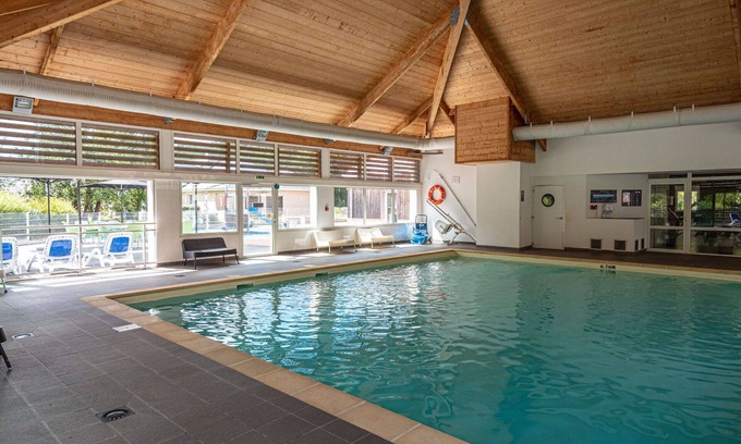 Saumur Maison | Bel appartement dans une maison de vacances avec internet, piscine, TV, terrasse, animaux admis