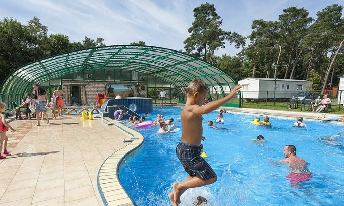 Municipality of Arnhem Maison | Joli appartement dans une maison de vacances avec piscine, WIFI, TV, animaux admis et parking