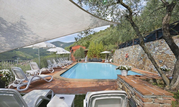 Cascine-La Croce Villa | Appartement dans une maison de vacances avec WIFI, piscine, TV, patio, animaux admis, parking