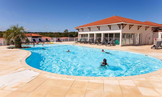 Cassen Appartement | Joli appartement avec internet, piscine, TV, terrasse, animaux admis, vue panoramique et parking