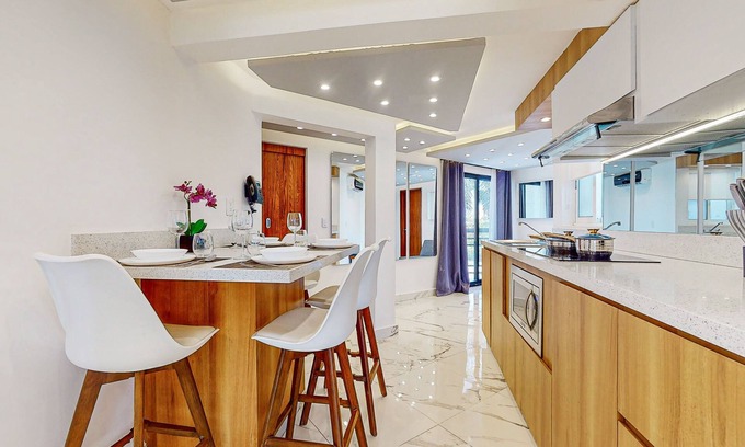 Downtown Cancun Hôtel | Lovely apartment with pool, kitchenette, & ping pong