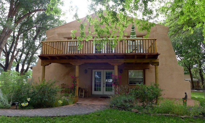 Bosque Farms Maison | Lovely Artist's Loft/Studio in Rural Setting