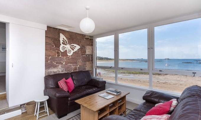 North Berwick Appartement | Lovely beachside apartment, with uninterrupted views across to the Fife coastline. Sleeps 8.