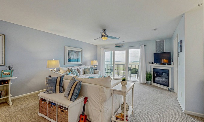Ocean View Copropriété | Lovely Bethany Bay Condo w/Balcony Water Views, W/D, Shared Pool, WiFi, & AC