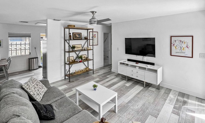 Santa Barbara Estates Maison | Lovely & Bright Comfy Haven: 2 BR 1 BA Walk to Beach, Yard, Parking