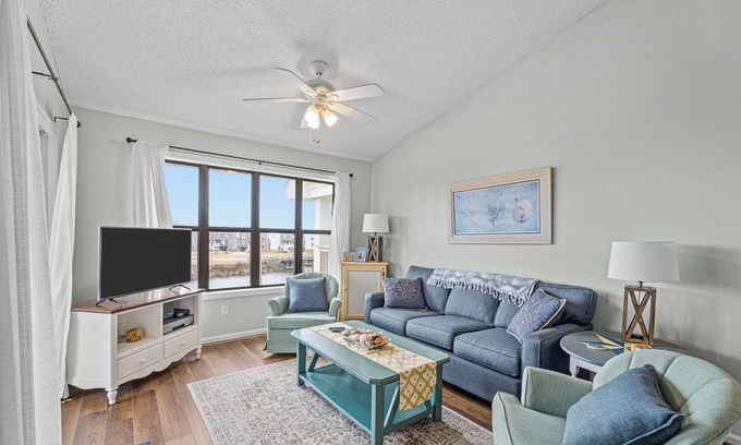 Avon Copropriété | Lovely canal front condo with pool, kitchen, washer/dryer, TV, & board games