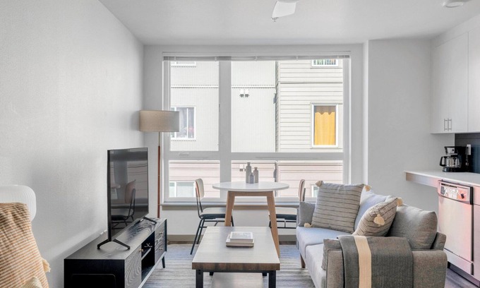Columbia City Appartement | Lovely Columbia City Studio w/ W/D & Gym, near Light Rail, by Blueground