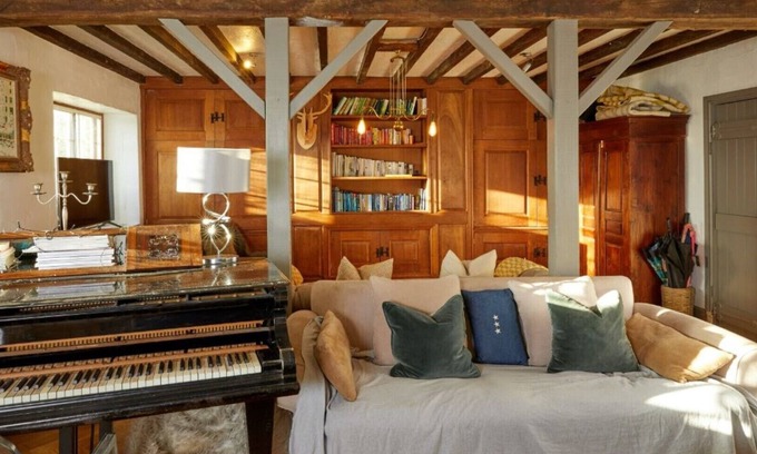 Lechlade Maison | Lovely Cotswold Barn With Triple Height Sitting Room and Large Private Garden