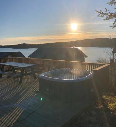 Steinsland Maison | lovely cottage by the sea with hot tub and sauna
