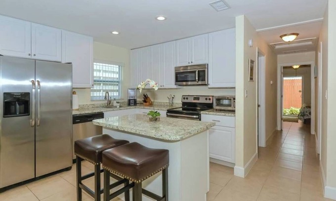 South Sarasota Maison | Lovely ❤ Cottage near the Beach & Downtown SRQ.
