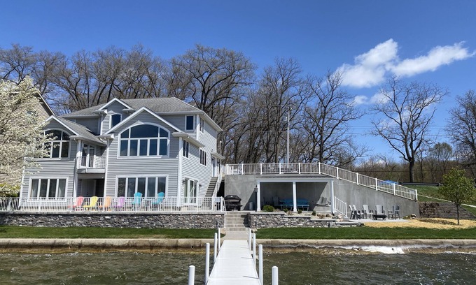 Lake James Maison | Belle maison familiale au bord du lac de 4000 pieds carrés, proche de Pokagon.