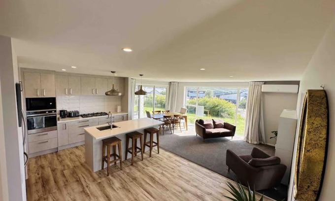 Aotea Maison | Lovely Family Home in Aotea with Grear Views - No Parties or Smoking