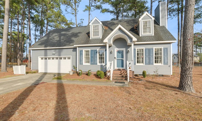 Fayetteville Maison | Lovely Fayetteville Home: Deck & Fireplace!
