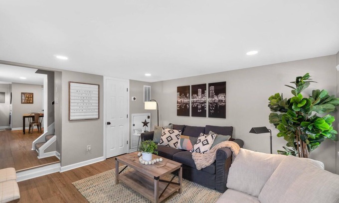 Lutherville Timonium Maison | * Lovely Gem w/ Perfect Combo of Flair & Class *