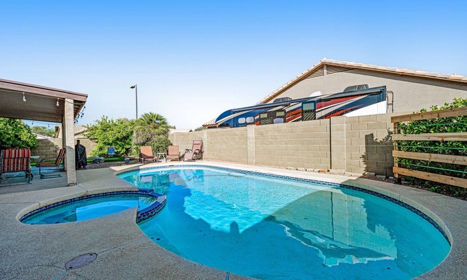 Cottonwoods Crossing Maison | Lovely getaway with private pool, putting green & desk