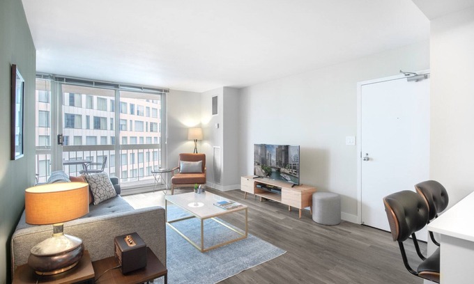 Rush and Division Appartement | Lovely Gold Coast Convertible w/ Terrace near the L by Blueground
