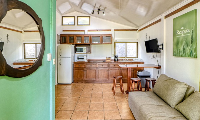 Santa Eulalia Maison | Belle cabine au rez-de-chaussée, avec piscine partagée, entourée de jardins à Atenas