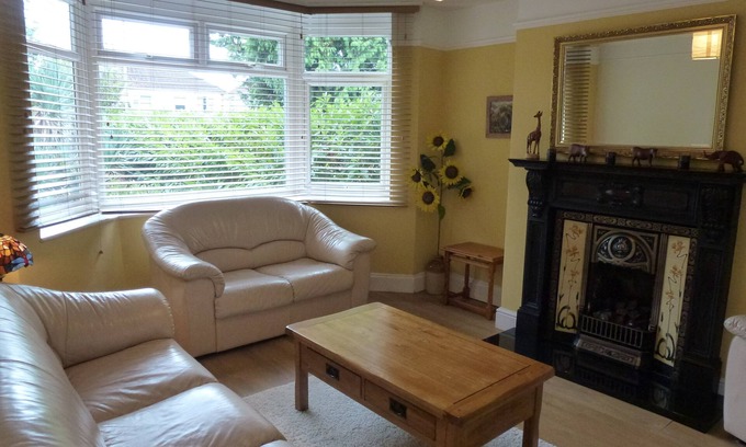 Wootton Bassett Maison | Lovely holiday home on the edge of The Cotswolds, sleeps 6, dogs welcome!