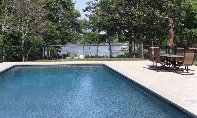 Menantic Creek Maison | Belle maison au bord de l'eau avec quai et piscine chauffée de Gunite!
