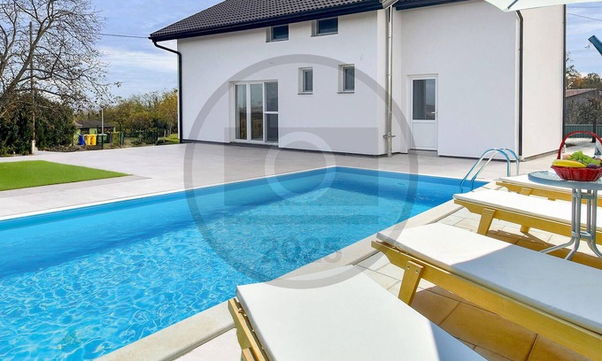 Batina Maison | Belle maison à Batina avec sauna