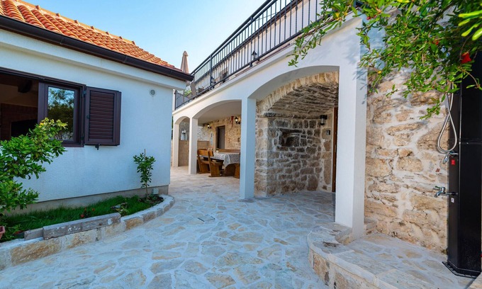 Posedarje Maison | Belle maison à Slivnica avec jacuzzi