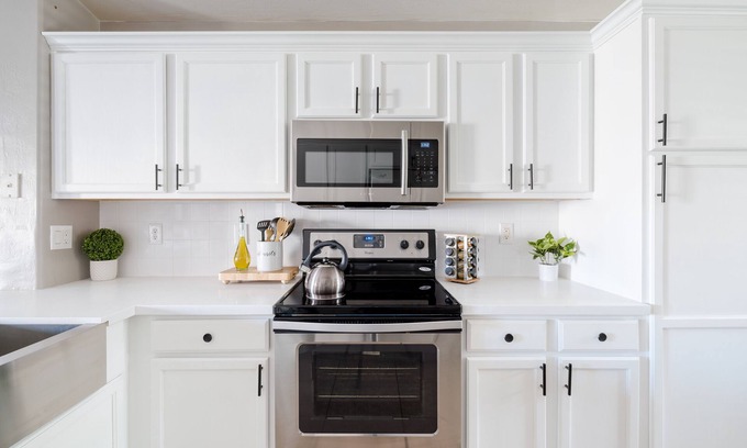 Avondale Maison | Lovely Home King Bed Mid-term Rental Work From Home Coffee Bar 2-Car Garage