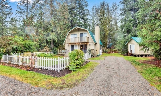 Baring Cabine | Lovely Home Private Hot Tub Fireplace WI-FI King Bed Hiking Fishing Ski resorts