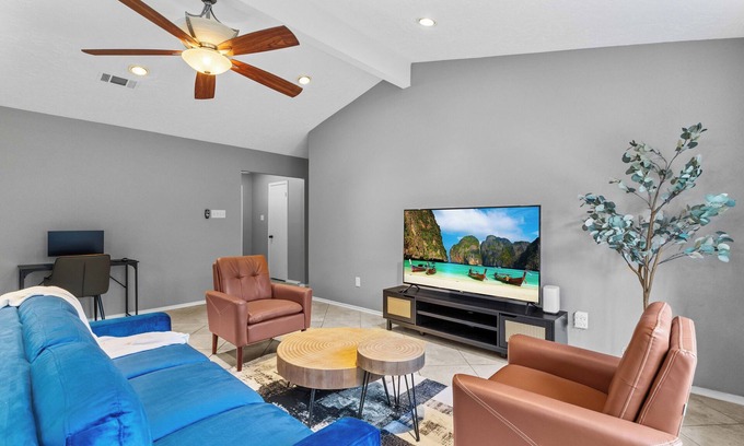 Barker Maison | Lovely home - Workspaces - King Bed - Fast WiFi