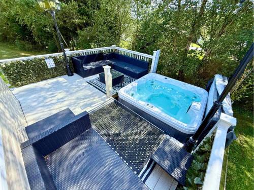 Swarland Maison | Lovely Hot Tub Caravan in Northumberland, Free Golf Access, Dog Friendly