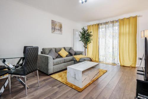 Redbridge Maison | Lovely House in Dagenham/Barking with free parking, WiFi & Garden