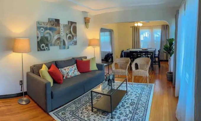 Lincoln Acres Maison | Lovely house in the suburbs! Privacy & comfort!