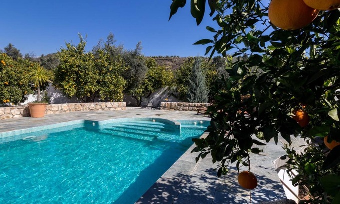 Melegis Villa | Belle maison avec piscine, jardin et vue