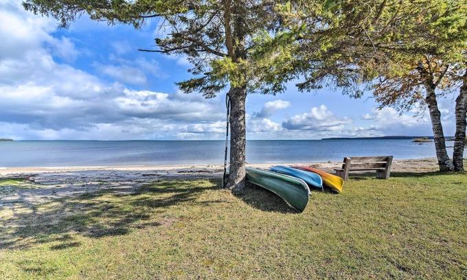 St Ignace Appartement | Beau chalet studio au lac Huron avec plage et kayaks