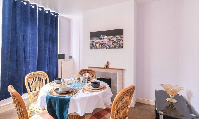 Hartshill Maison | Lovely large 2-Bed House with 2 Reception Rooms