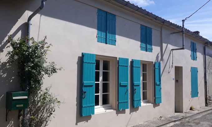 Burie Maison | Magnifique Large Charentaise Maison Proche des commerces pour les familles ou Couple