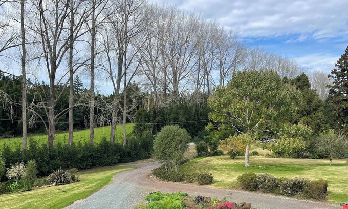 Pakaraka Maison | Lovely Large Family Home on 3 1/2 Acres Down a Private Lane. Plenty of Parking