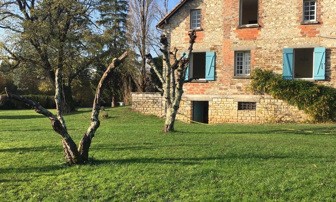Corgnac-sur-l'Isle Maison | Lovely large house in an acre of land with private pool and parking.