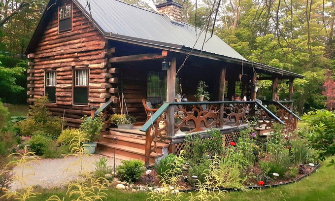 Bradford Cabine | Lovely Log Cabin Retreat: Cozy Fireplace, Beautiful Gardens & Nature