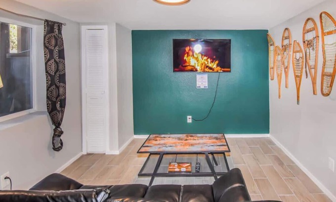University Hills Maison | Lovely Lower Unit with Dual King Beds