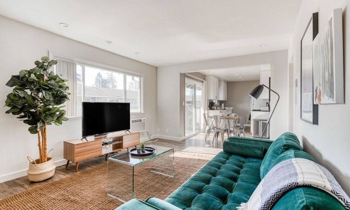 Old Mountain View Appartement | Lovely Mountain View 2BR w/ Pool & Patio, nr Caltrain, by Blueground