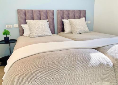Nachlaot Appartement | Lovely New Private Duplex in Prime City Center location
