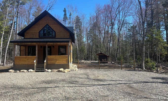 Speculator Cabine | Lovely Newly built 2-bedroom cabin with WiFi in Speculator. Close to the town.