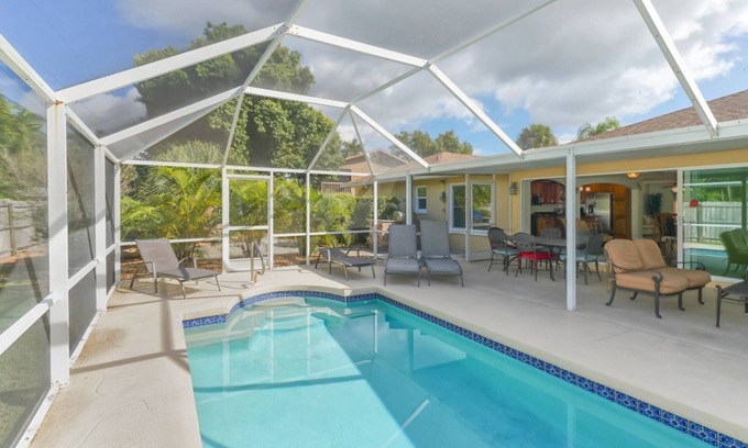 Sarasota Maison | Lovely ❤ Pool - Walk to Siesta Key, No Car Needed