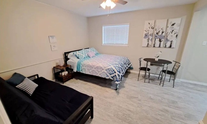 Lewisville Appartement | Lovely & Private Studio Apt @NorthDFW by I-35 Fwy. Free W&D Stays 30+ days only